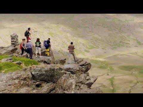 Senderismo entre Cascadas Espectaculares en la Naturaleza
