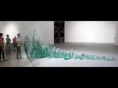 Interacción Creativa con Esculturas en Parques