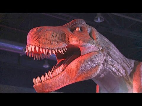 Explorando un Parque de Dinosaurios Animatronics