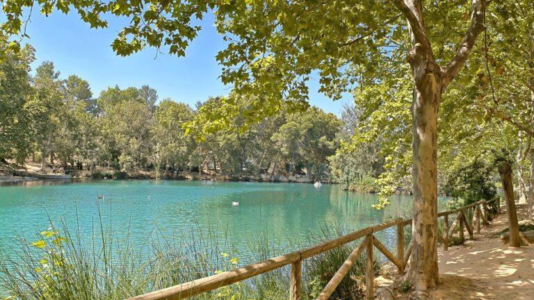 Ecoturismo en Lagos y Lagunas Cristalinas: Un Para&iacute;so Natural